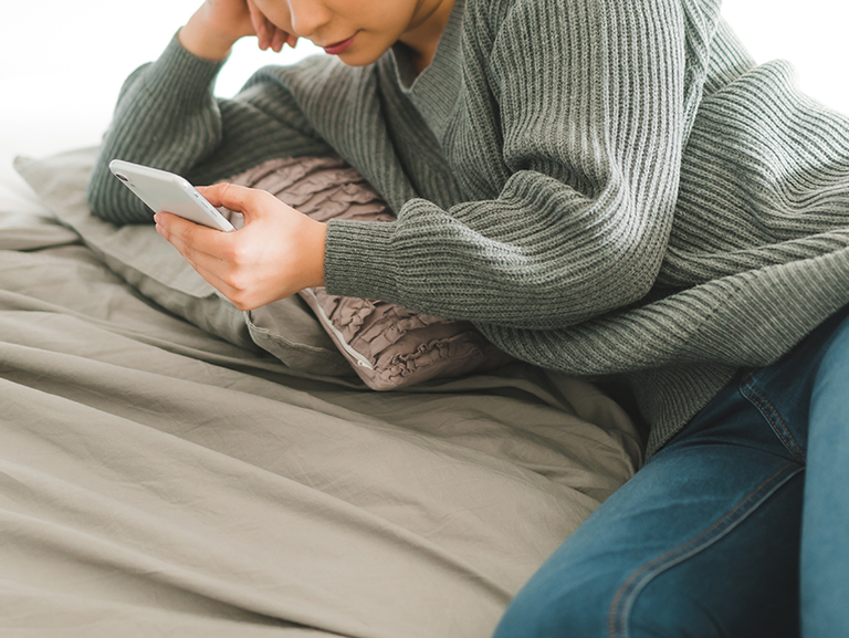 現役世代に急増中？<br>脳疲労が引き金となる「スマホ認知症」